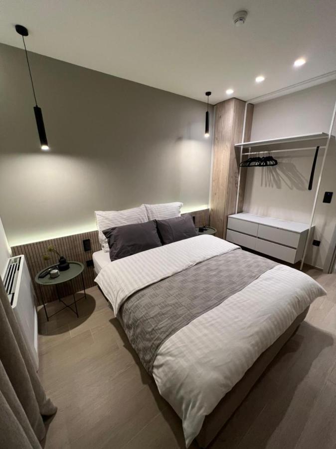 8 Blocks Apartment *