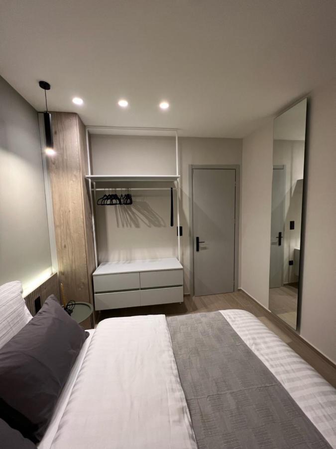 8 Blocks Apartment *