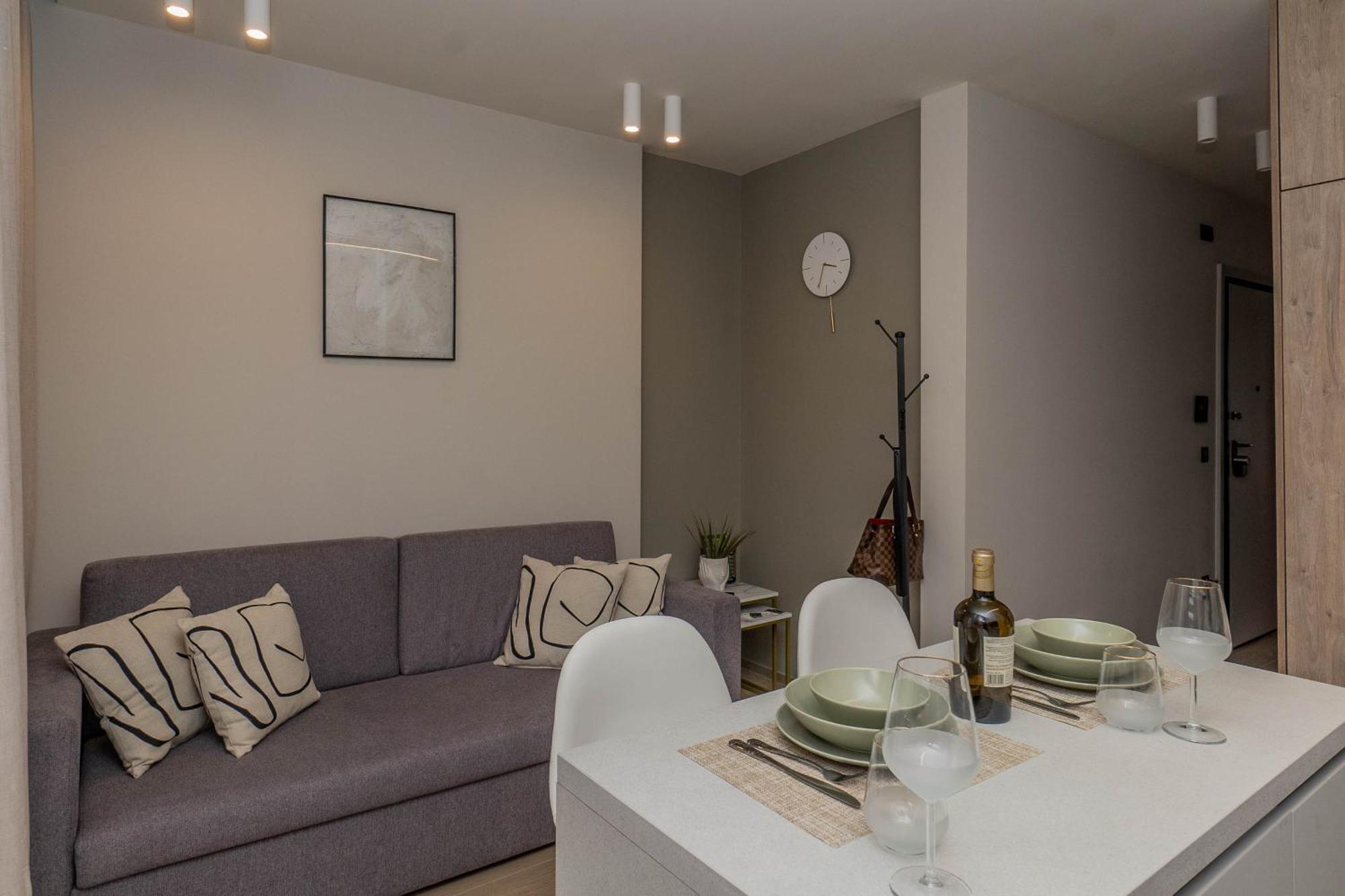 8 Blocks Apartment *